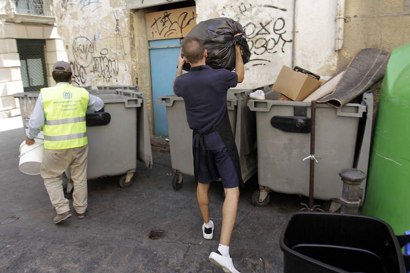 Limpieza y comprobación de los focos de ratas en el casco antiguo de Alicante