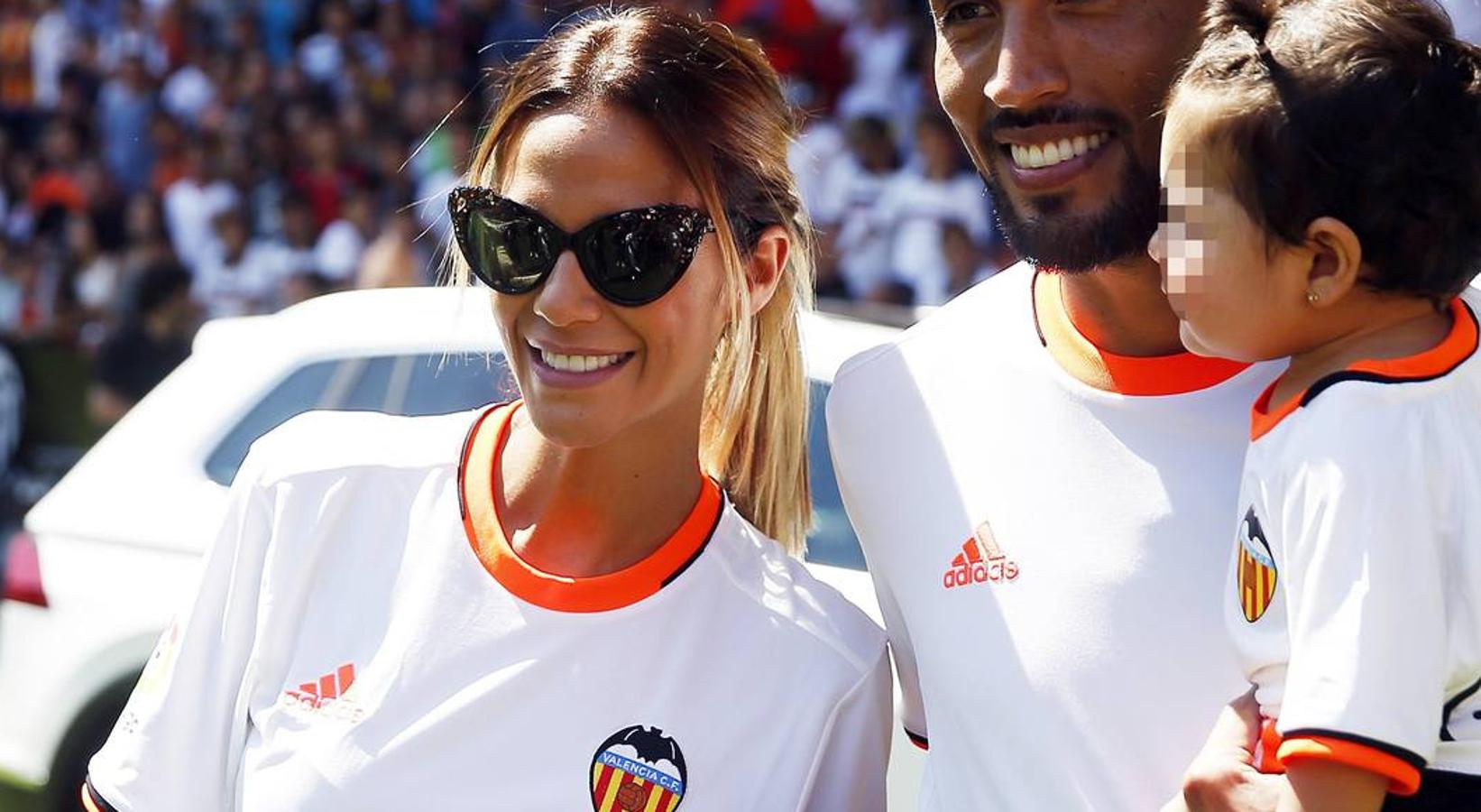 Tamara, junto a Garay y su hija, en la presentación en Mestalla.