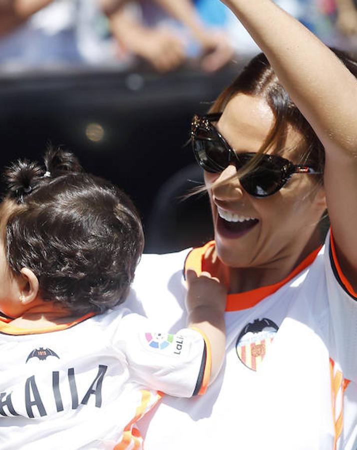 Tamara Gorro y su hija Shaila en la presentación de Ezequiel Garay como jugador del Valencia C. F.