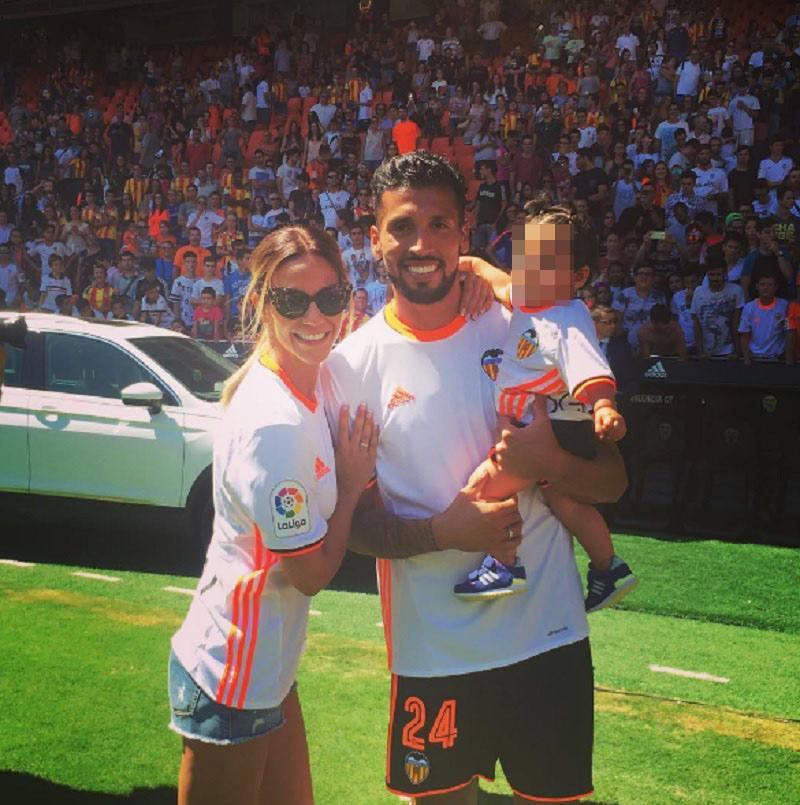 Tamara Gorro con Ezequiel Garay y su hija en la presentación de su marido como nuevo jugador del Valencia C. F.