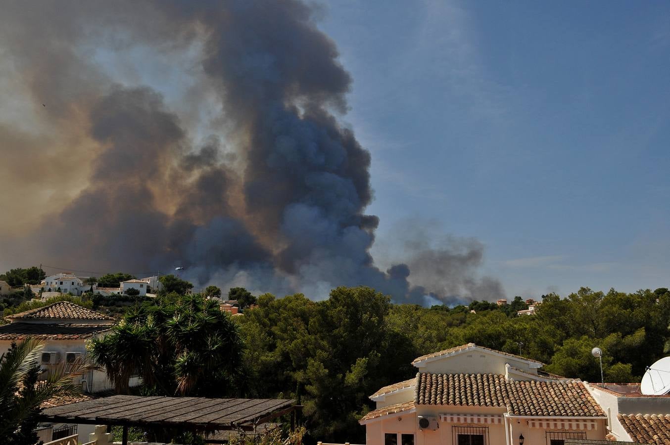 El incendio de Xàbia y Benitatxell, muy activo.