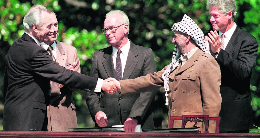 Acuerdos de Oslo. Shimon Peres y Yaser Arafat se estrechan la mano, en presencia de Bill Clinton, durante la ceremonia del 13 de septiembre de 1993.