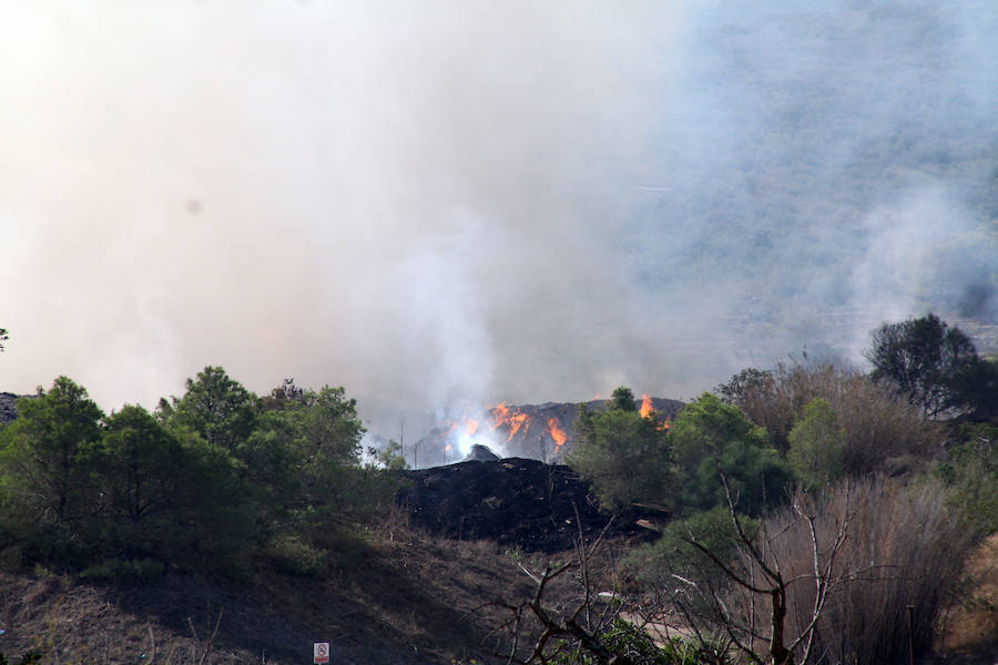 Fotos del incendio en el vertedero de Ramblars (Xàbia)