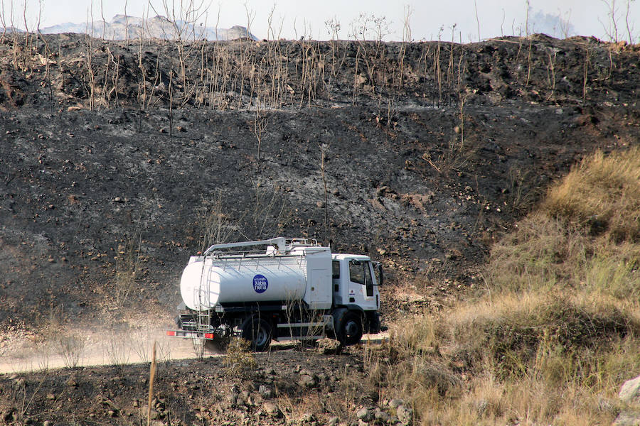 Fotos del incendio en el vertedero de Ramblars (Xàbia)