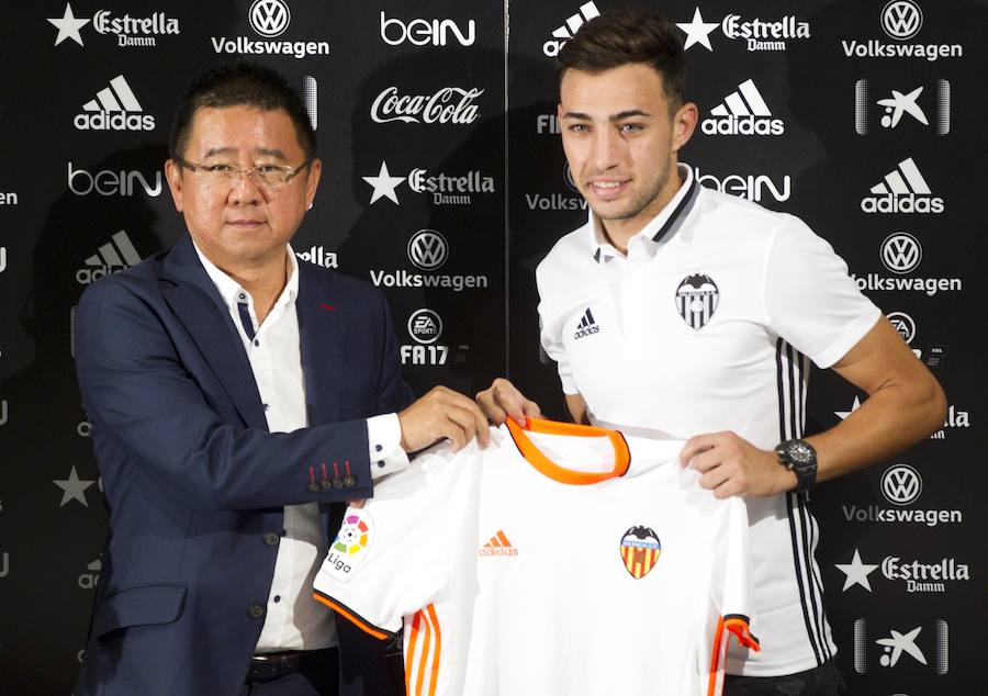 Fotos de la presentación de Munir, nuevo jugador del Valencia CF