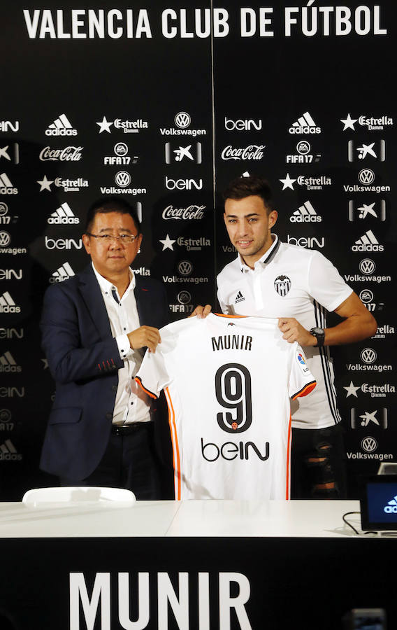 Fotos de la presentación de Munir, nuevo jugador del Valencia CF