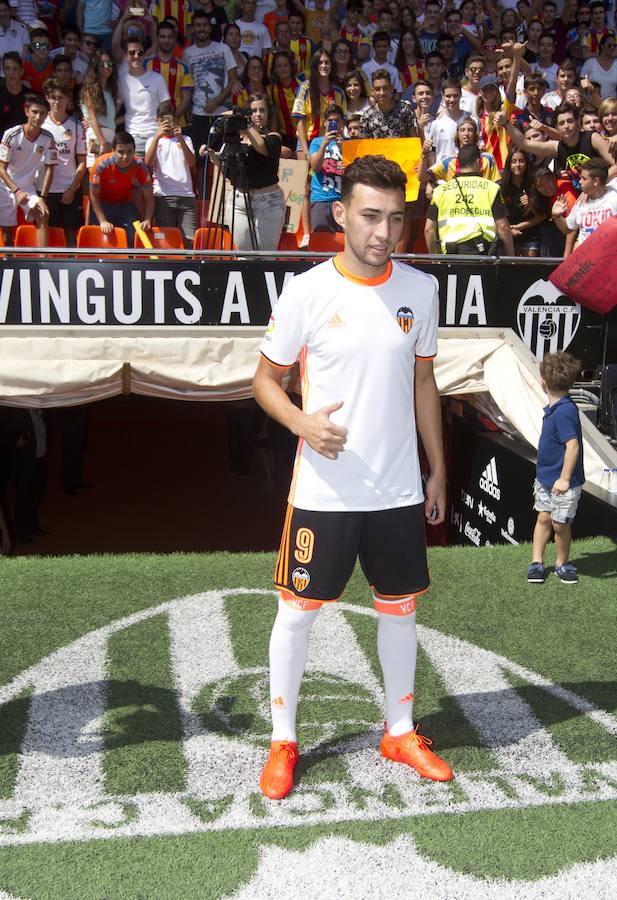 Fotos de la presentación de Munir, nuevo jugador del Valencia CF