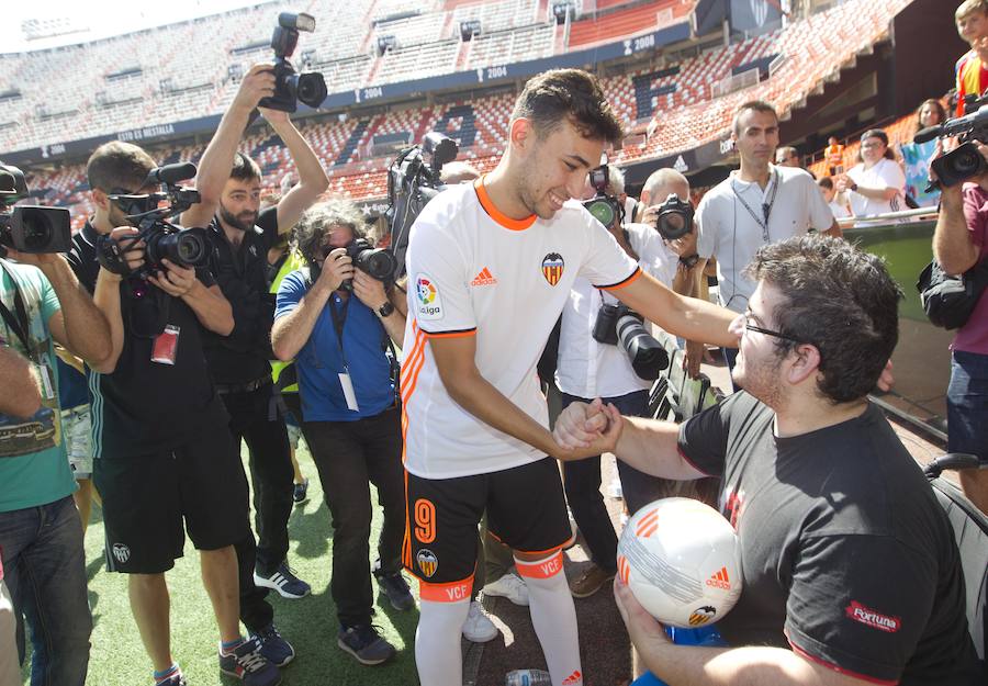 Fotos de la presentación de Munir, nuevo jugador del Valencia CF