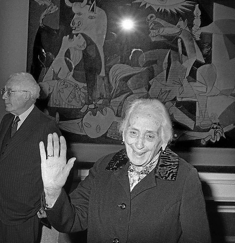 La Pasionaria fue una de las primeras que lo visitó en Madrid.