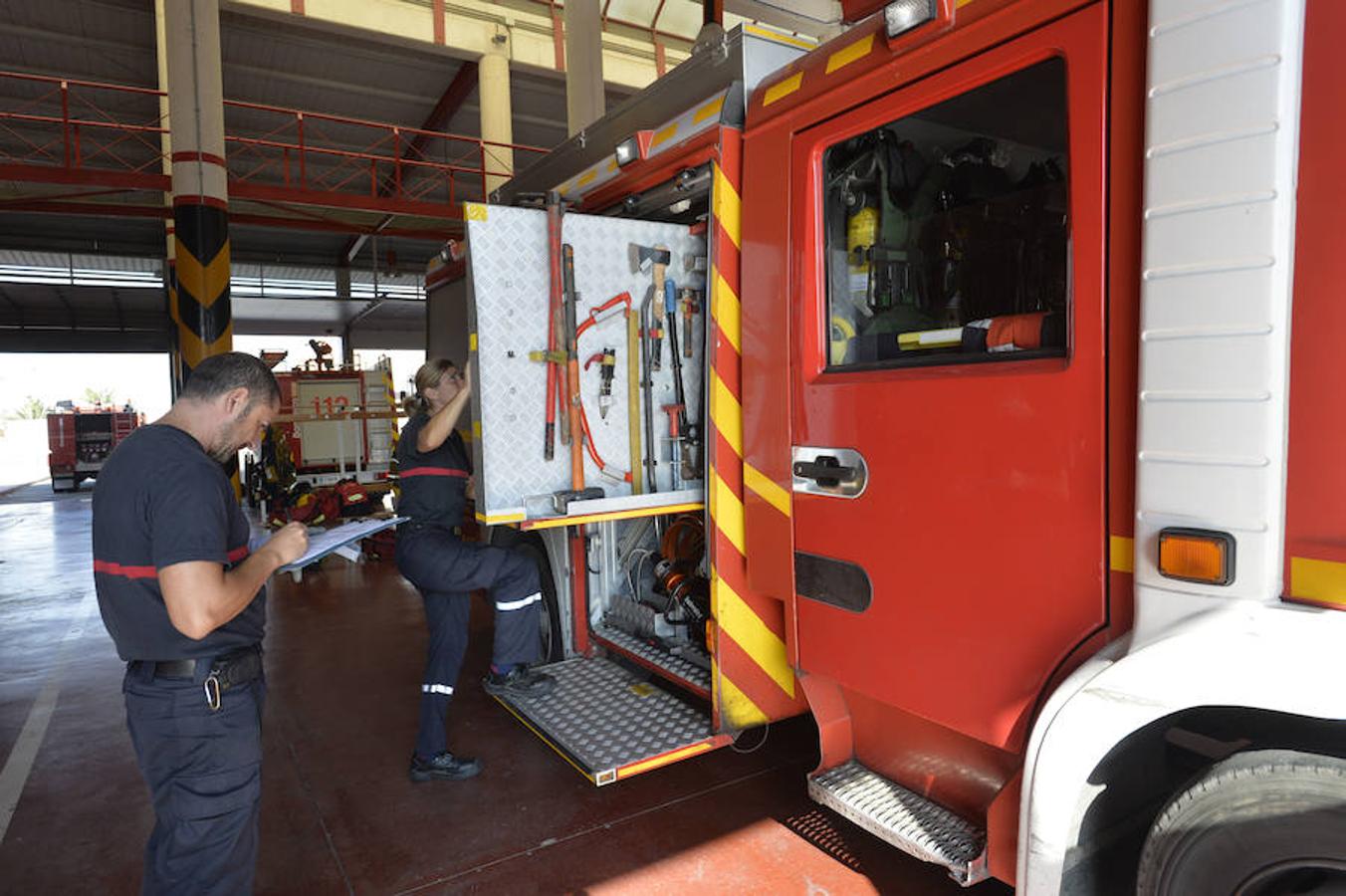 Carlos González y José Pérez visitan el Parque de Bomberos de Elche