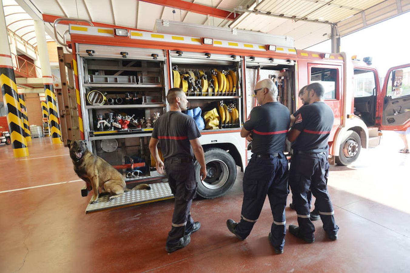 Carlos González y José Pérez visitan el Parque de Bomberos de Elche