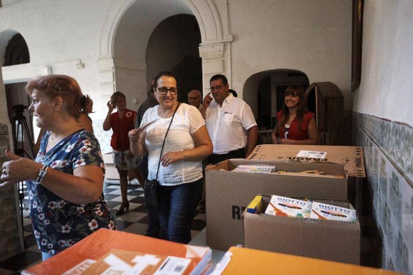 Cruz Roja, La Chumbera y Cáritas recogen el material escolar de la campaña solidaria