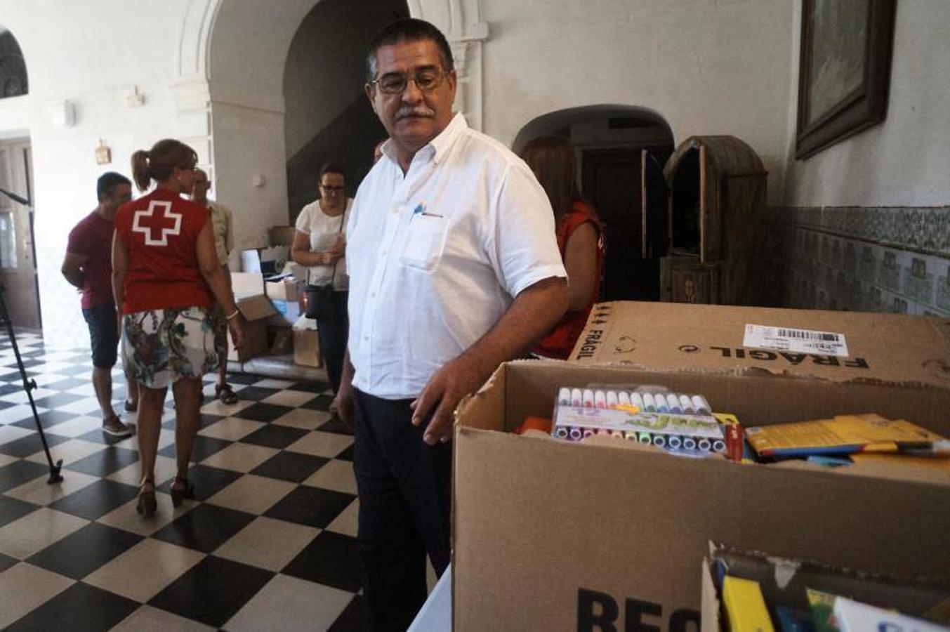 Cruz Roja, La Chumbera y Cáritas recogen el material escolar de la campaña solidaria