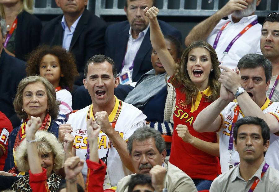 Don Felipe y Doña Letizia, junto a la reina Sofía, animaron a la selección española de balonmano femenino durante la semifinal disputada frente a Corea del Sur en los Juegos Olímpicos de Londres 2012.