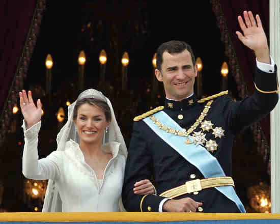 Felipe de Borbón y Letizia Ortiz, príncipes de Asturias, recién casados, saludan desde el balcón del Palacio Real