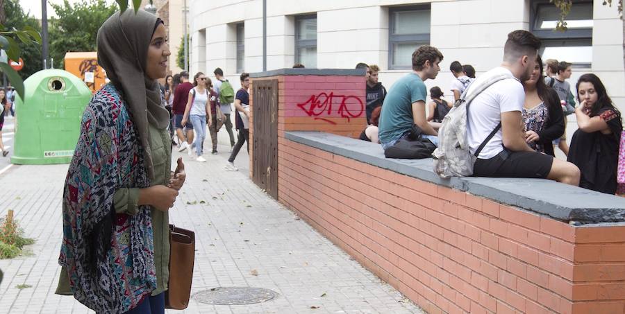 Fotos de Takwa Rejeb entrando a su instituto