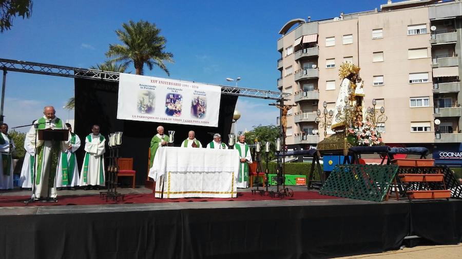 Ofrenda a la imagen peregrina de la Virgen de los Desamparados en Dénia