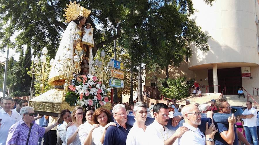 Ofrenda a la imagen peregrina de la Virgen de los Desamparados en Dénia