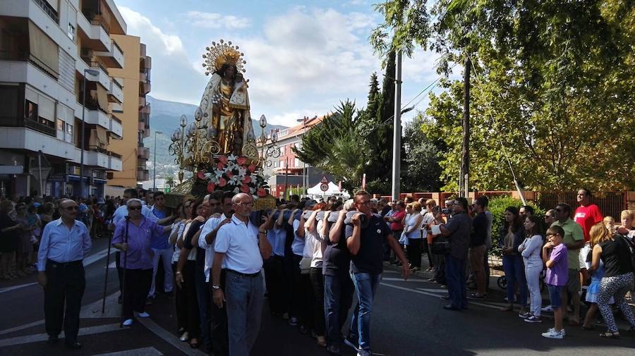 Ofrenda a la imagen peregrina de la Virgen de los Desamparados en Dénia