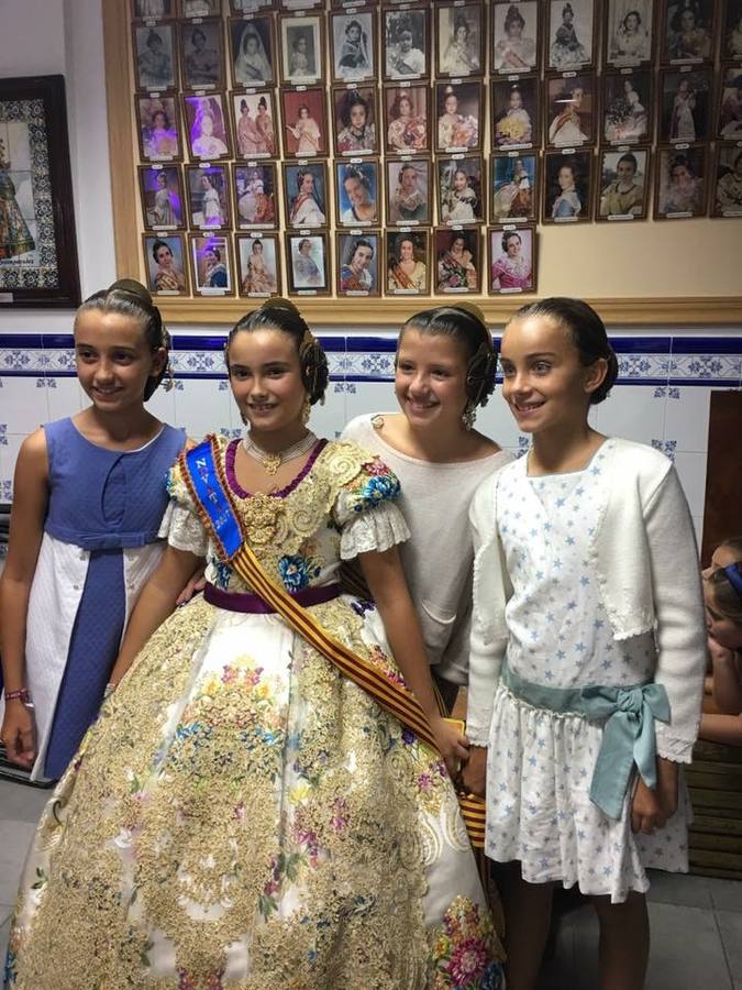 Candidatas de Ruzafa dan la enhorabuena a Marina Cutillas Villaverde (corte 2017), de la falla Tomasos.