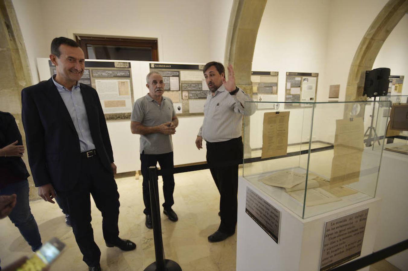 Inauguración de la exposición «180 años de la prensa en Elche»