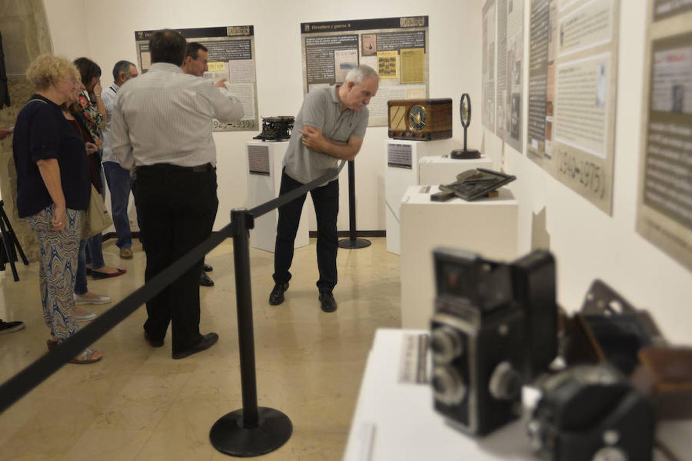 Inauguración de la exposición «180 años de la prensa en Elche»