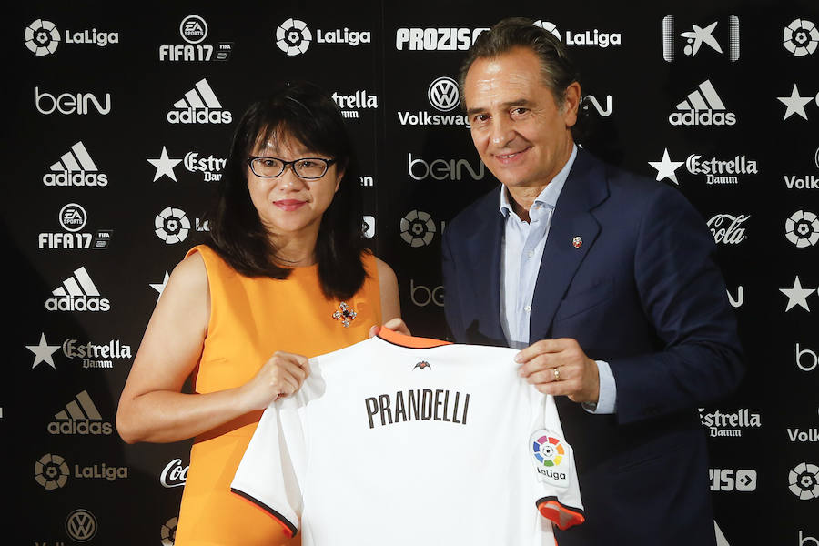 Las imágenes de Cesare Prandelli en su presentación como entrenador del Valencia