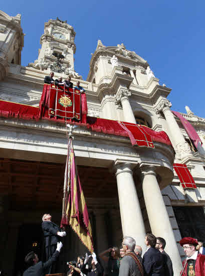 La procesión cívica de la Senyera recorre las calles del centro de Valencia hasta la estatua del rey Jaime I, con motivo del 9 d´Octubre. 2015