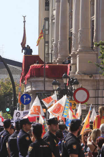 La procesión cívica de la Senyera recorre las calles del centro de Valencia hasta la estatua del rey Jaime I, con motivo del 9 d´Octubre. 2015