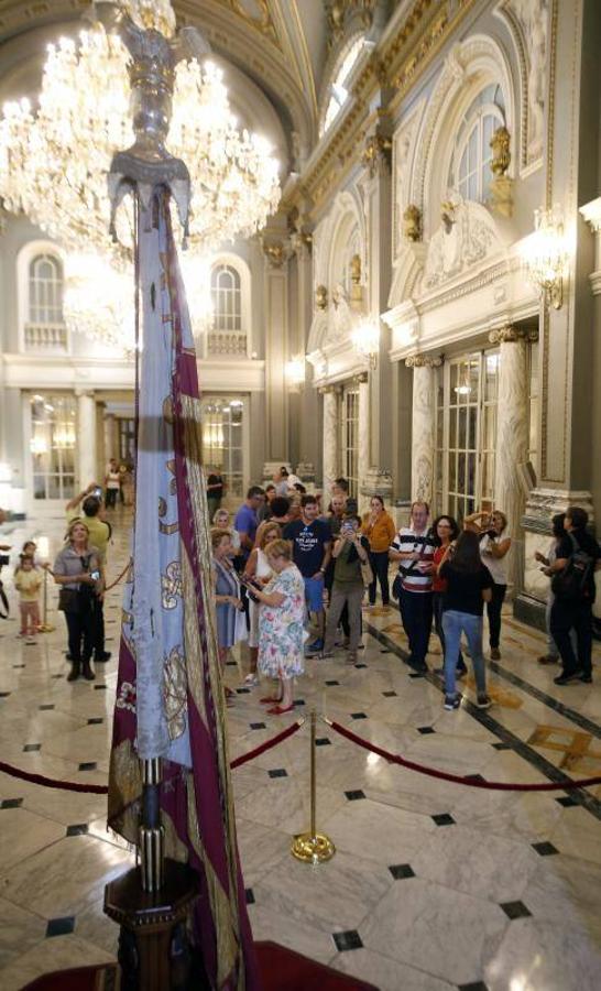 Día de puertas abiertas en el Ayuntamiento de Valencia donde se expone la Real Senyera