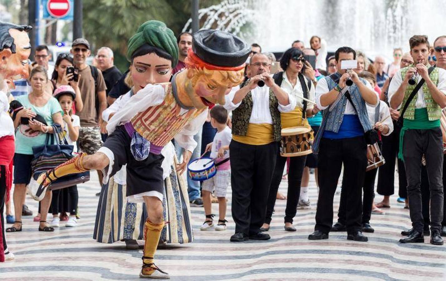 Dolçaines y gegants en la celebración del 9 d&#039;Octubre en Alicante