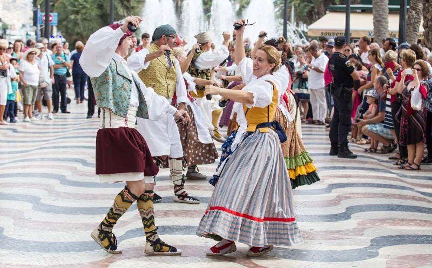 Dolçaines y gegants en la celebración del 9 d&#039;Octubre en Alicante