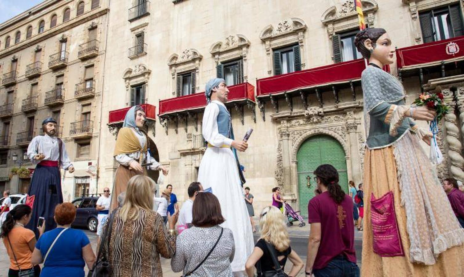 Dolçaines y gegants en la celebración del 9 d&#039;Octubre en Alicante