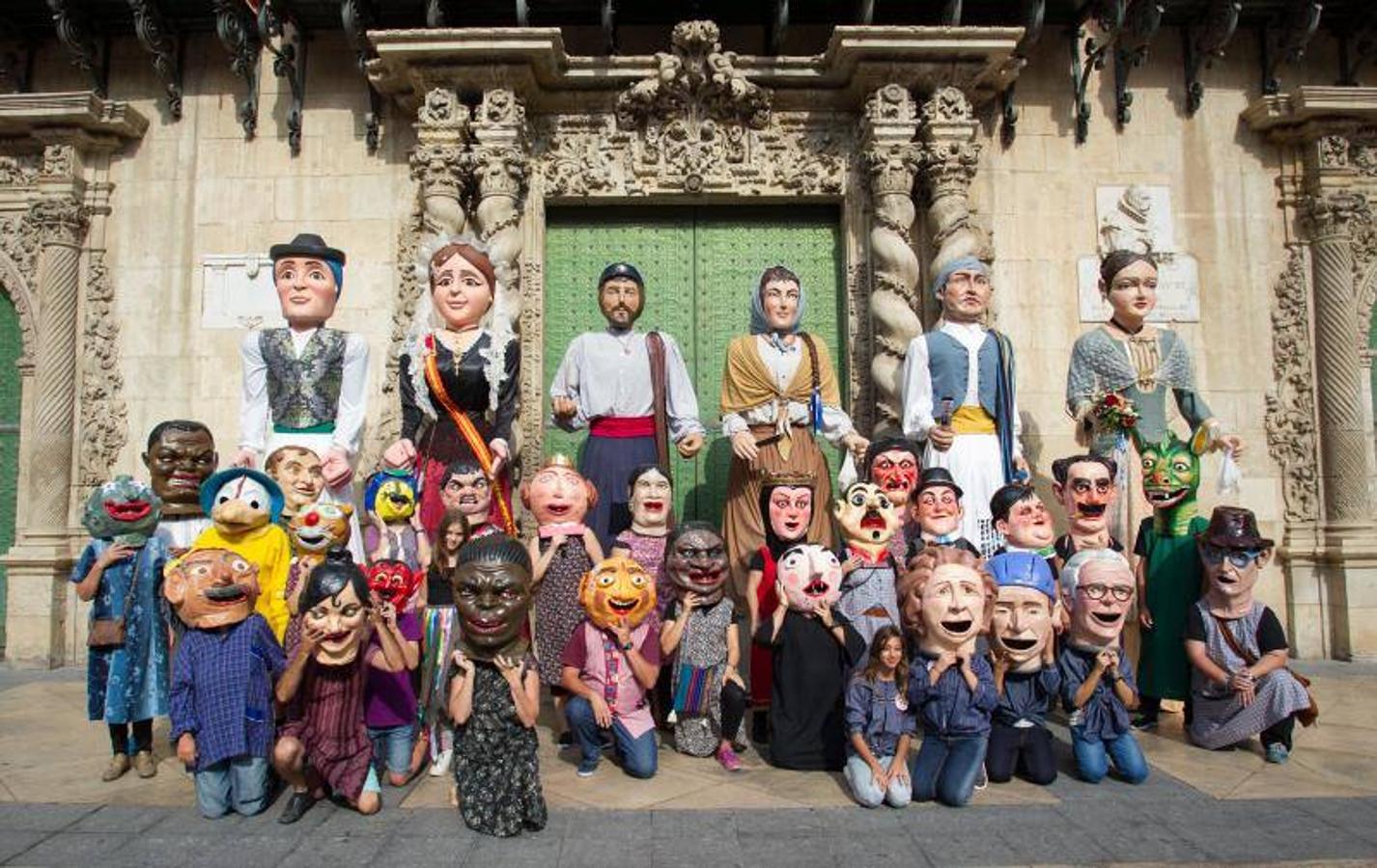 Dolçaines y gegants en la celebración del 9 d&#039;Octubre en Alicante