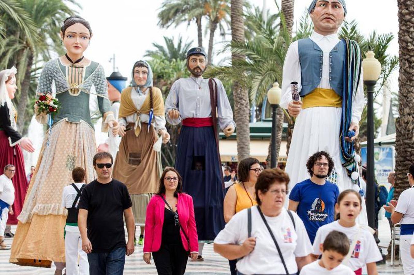 Dolçaines y gegants en la celebración del 9 d&#039;Octubre en Alicante