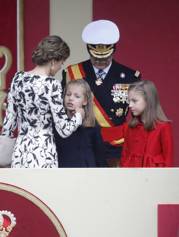 La reina Letizia, junto a sus hijas la Princesa de Asturias y la infanta Sofía, al inicio del desfile militar.