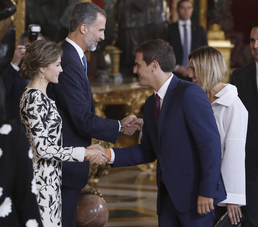 Los Reyes saludan al presidente de Ciudadanos, Albert Rivera, y a au pareja, Beatriz Tajuelo.