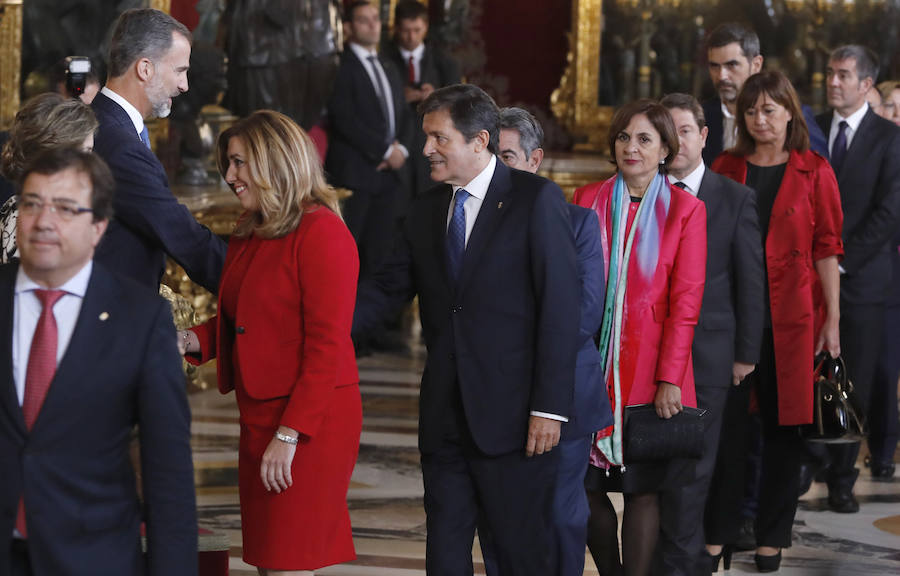 Los Reyes saludan a los presidentes regionales, de Extremadura, Guillermo Fernández Vara; de Andalucía, Susana Díaz, y de Asturias, Javier Fernández.