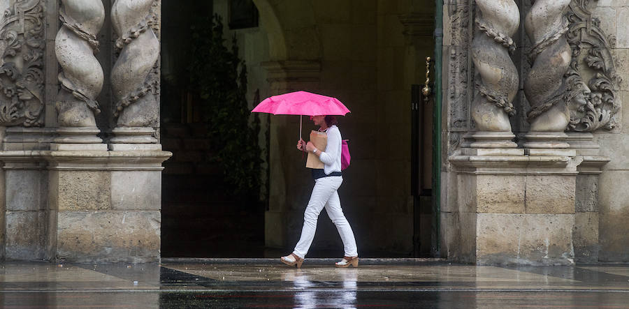 La lluvia hace acto de presencia en Alicante