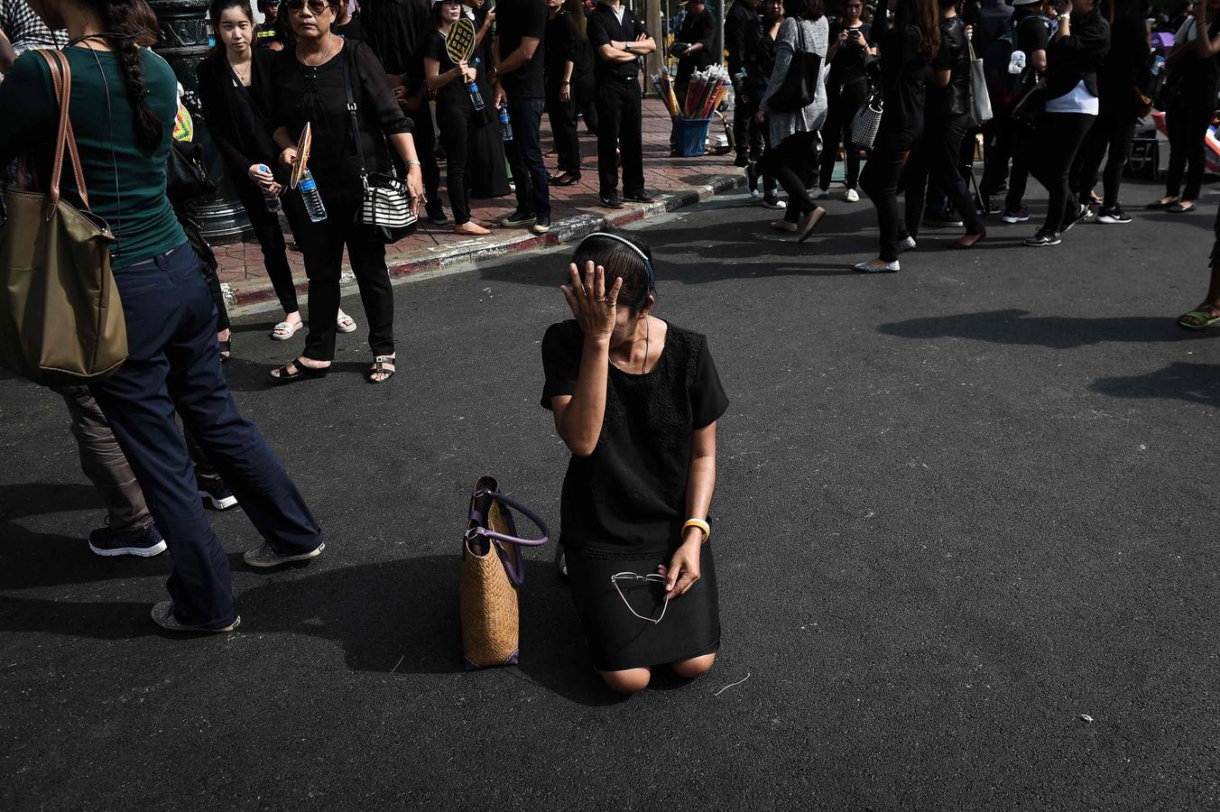 Un mujer se duele y llora ante el Gran Palacio de Bangkok, por la muerte del rey Bhumibol Adulyadej. / AFP PHOTO / LILLIAN SUWANRUMPHA