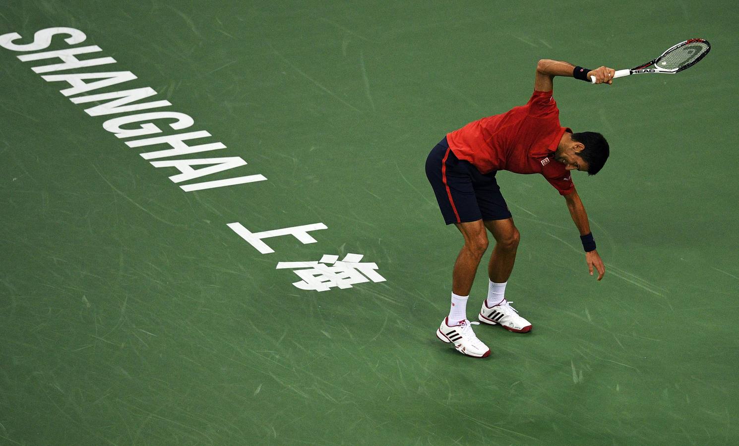 Novak Djokovic golpea su raqueta tras perder un punto ante el castellonense Roberto Bautista, que le ha privado de la final del Masters 1000 de Shanghái. / AFP PHOTO / JOHANNES EISELE