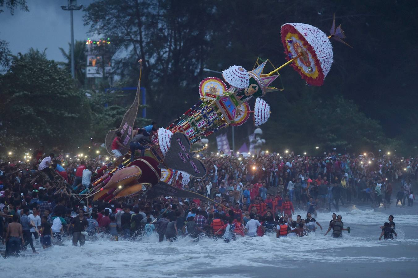 Musulmanes indonesios lanzan al mar un 'hoyak tabuik', un caballo islámico mítico, en Pariaman, en Sumatra. / AFP PHOTO / ADEK BERRY