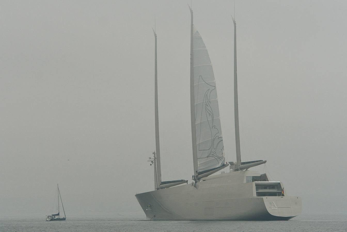 El velero más grande del mundo, llamado 'A', pasando una prueba de navegación cerca de Kiel. Este superyate de lujo ha sido construido en un astillero cerca de Hamburgo. / AFP PHOTO / Axel Heimken