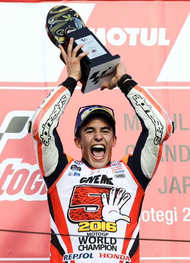 El piloto español Marc Márquez (Repsol Honda RC 213 V) celebra en el podio su victoria en el Gran Premio de MotoGP de Japón y quinta de la temporada, con la que logró contra pronóstico su tercer título mundial de MotoGP, en el circuito de Motegi, escenario del Gran Premio de Japón, hoy, 16 de october de 2016. Márquez se vio beneficiado de las caídas de sus inmediatos perseguidores en la tabla del mundial, el italiano Valentino Rossi, primero, y el español Jorge Lorenzo, después, para conseguir matemáticamente el título, el quinto en su trayectoria en el campeonato del mundo de motociclismo. / EFE/Kimimasa Mayama