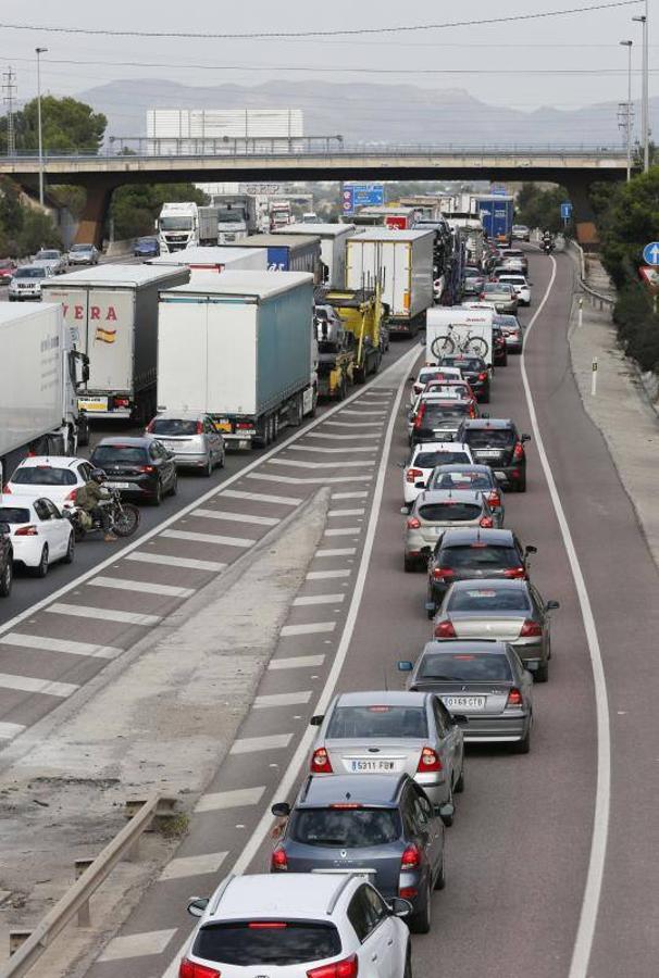 Atasco monumental en la A-7 tras un accidente