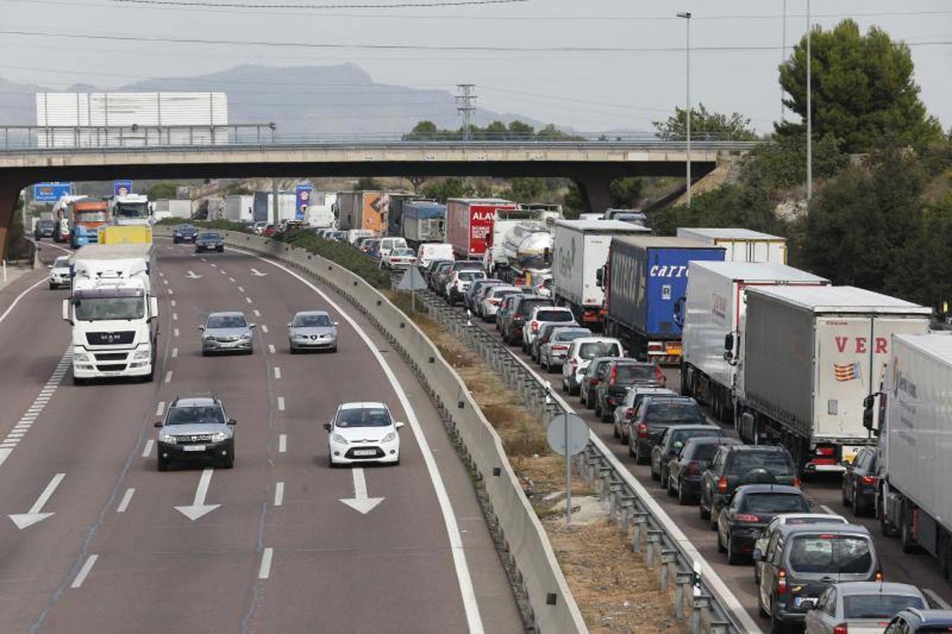 Atasco monumental en la A-7 tras un accidente