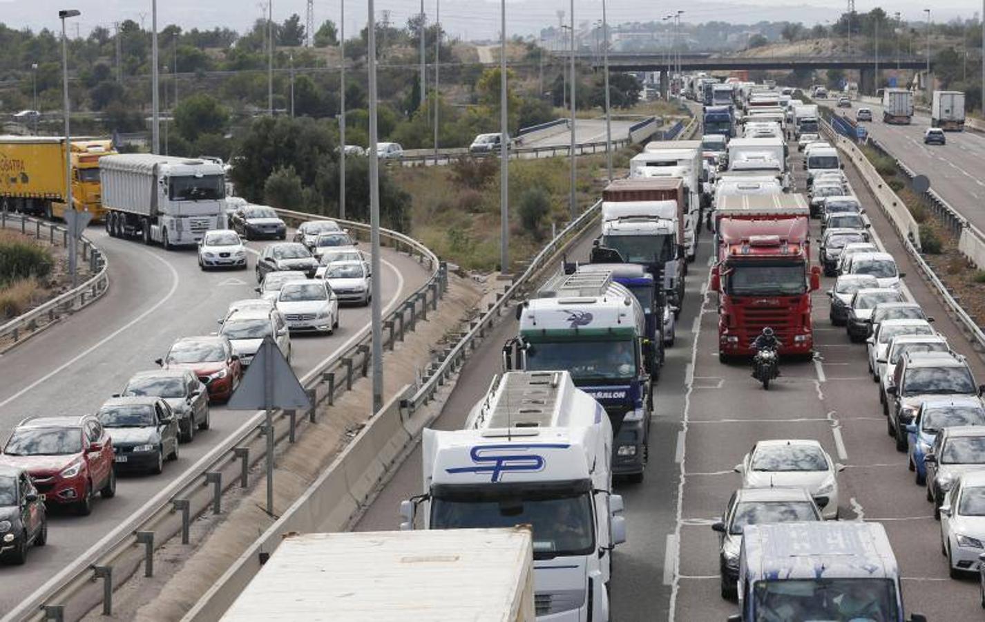 Atasco monumental en la A-7 tras un accidente