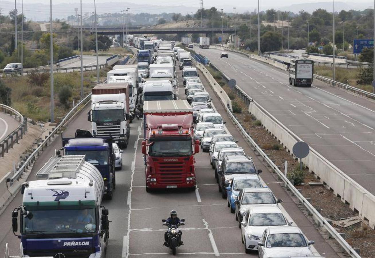 Atasco monumental en la A-7 tras un accidente