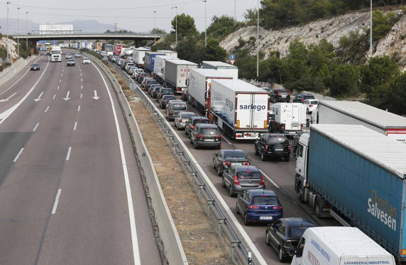 Atasco monumental en la A-7 tras un accidente