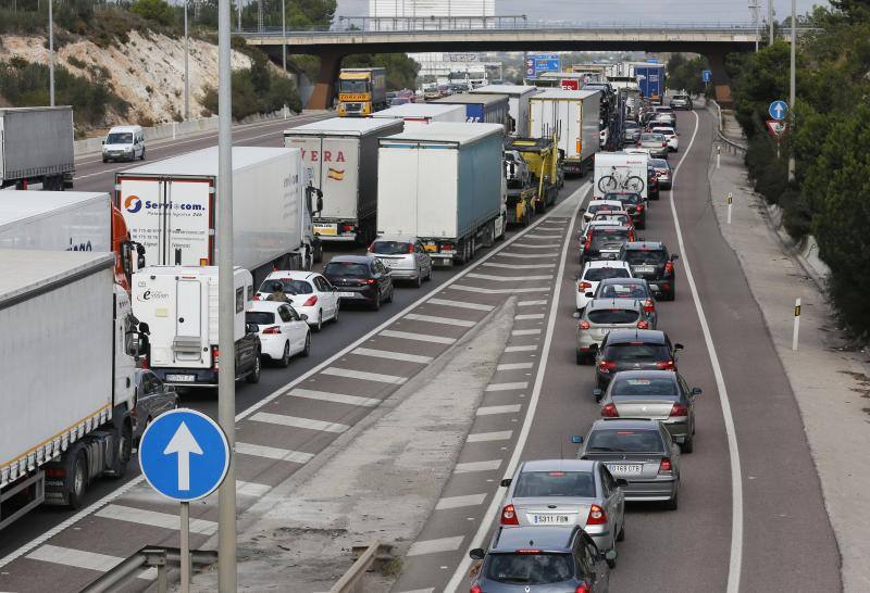 Atasco monumental en la A-7 tras un accidente